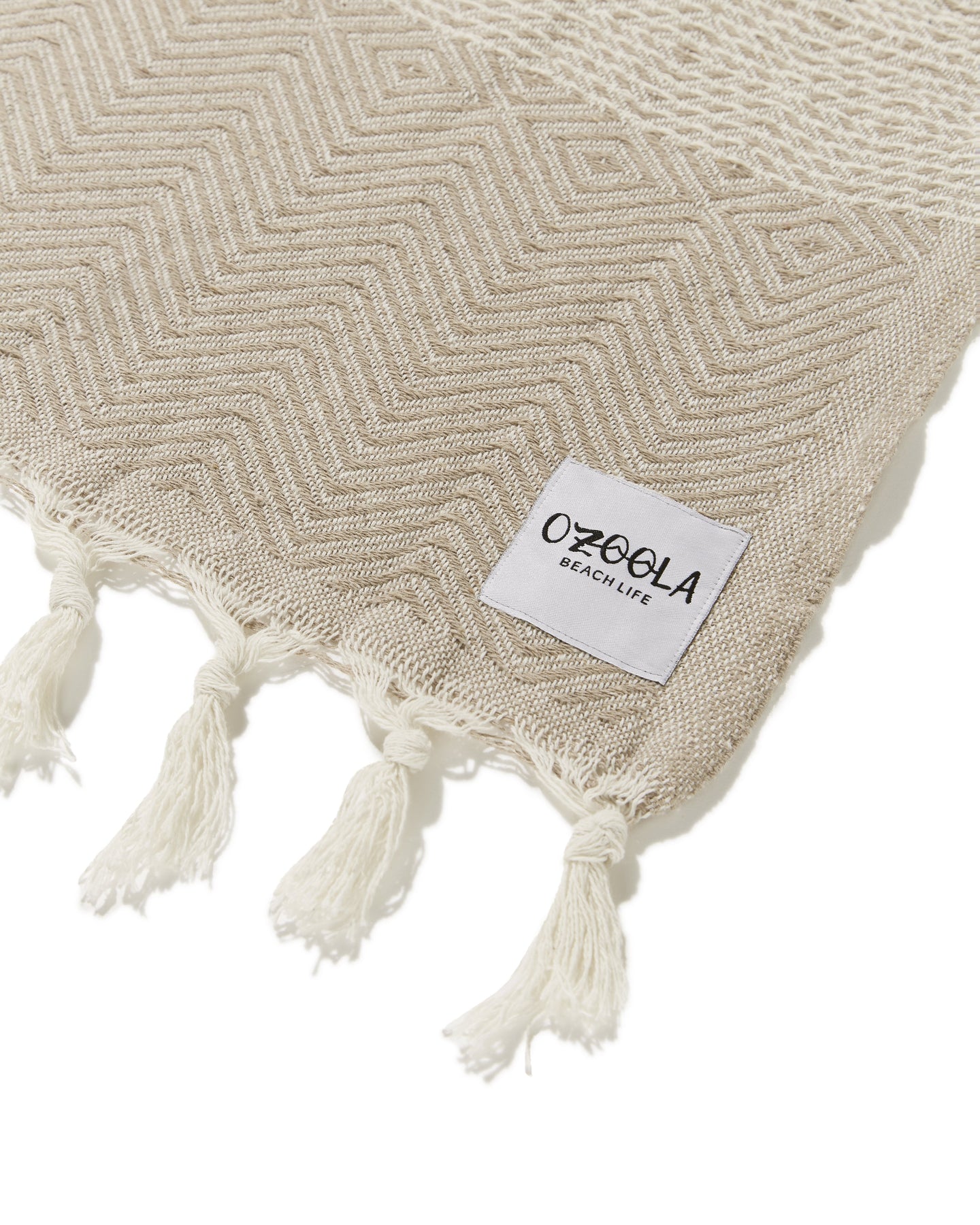 Ozoola diamond family beach blanket in sand